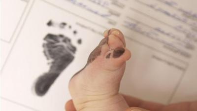 父母離婚了，辦理小孩的香港出生紙公證可以只提供母親的資料做親子關(guān)系證明書用于深圳讀書嗎？