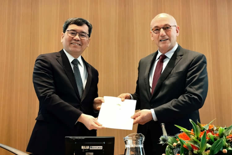 中國(guó)正式遞交《取消外國(guó)公文書認(rèn)證要求的公約》加入書