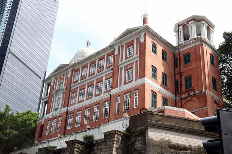 香港人要在英國結(jié)婚怎么辦理中國出生公證呢？