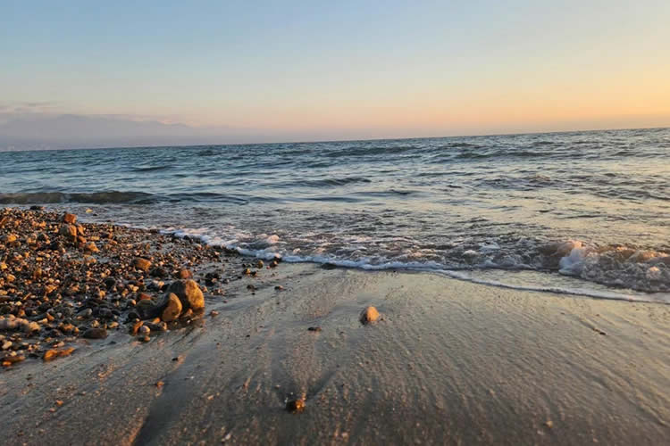 有過(guò)一段婚姻的香港人現(xiàn)要在內(nèi)地再婚如何做離婚后未再婚的聲明公證書呢？