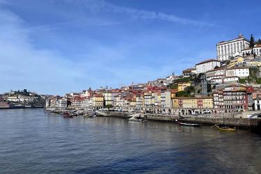 香港人和外國人結(jié)婚，現(xiàn)要出售內(nèi)地的房產(chǎn)怎么辦理香港結(jié)婚證公證？