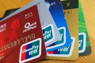 小孩是在香港出生的，現(xiàn)要在深圳銀行開戶怎么辦理母女關(guān)系公證書呢？